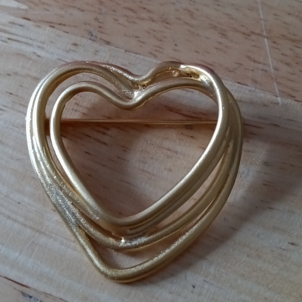 Vintage goldtone ribbon string heart brooch/pin
